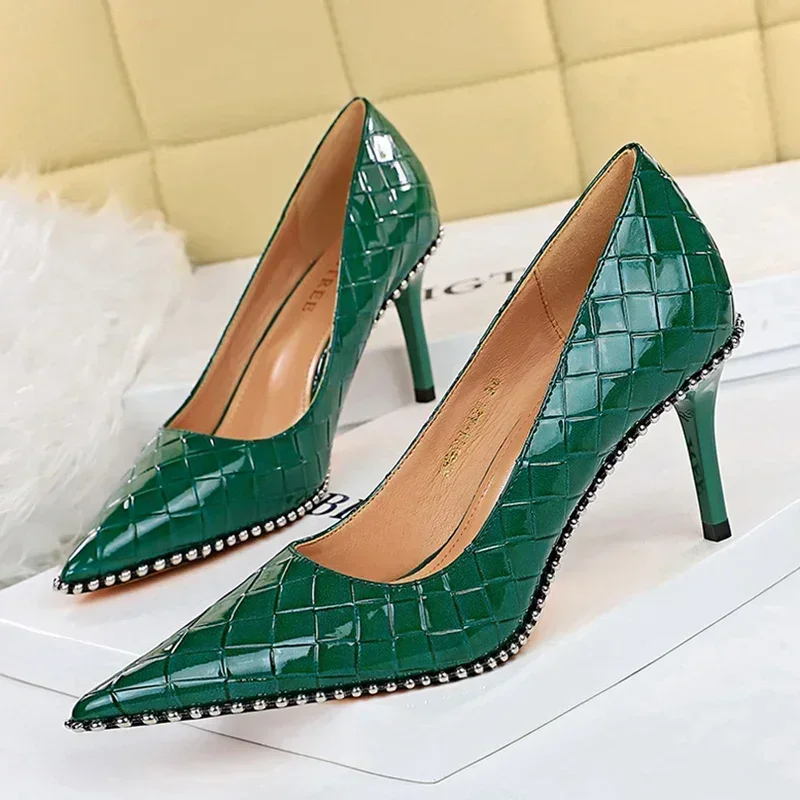 Donne 8cm 10.5cm tacchi alti Scarpin Sexy discoteca spogliarellista nudo verde pompe signora Replica rivetti con borchie tacchi medi Slip on scarpe