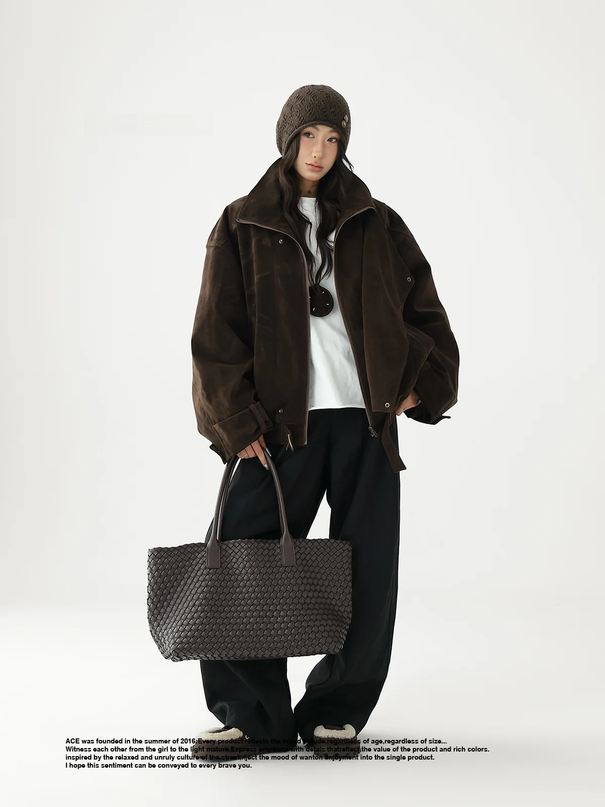 جاكيت نسائي من AceStudios بتصميم ريترو من الجلد المدبوغ، مبطن بالقطن، بياقة قائمة، على الطراز الأمريكي العصري، مناسب للتنقلات اليومية، بقصة فضفاضة.