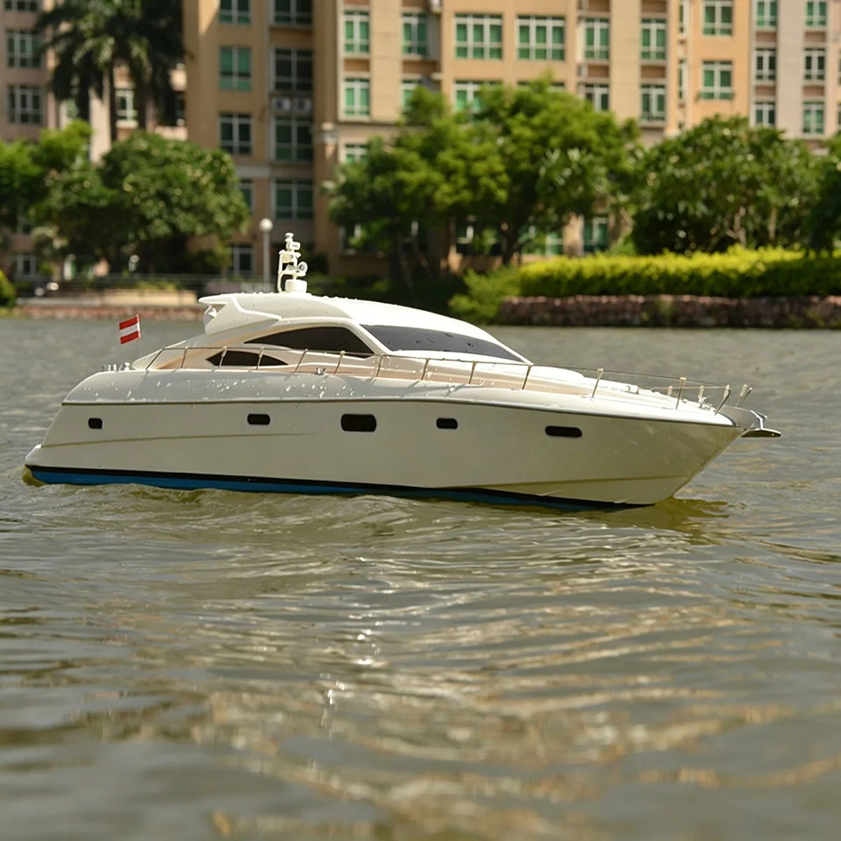1/25 RC Speed ​​Boat 84cm Saint-Tropez Luxury Yacht Remote Control Boat Richly Detailed RC Schiffe Model Ship Toy