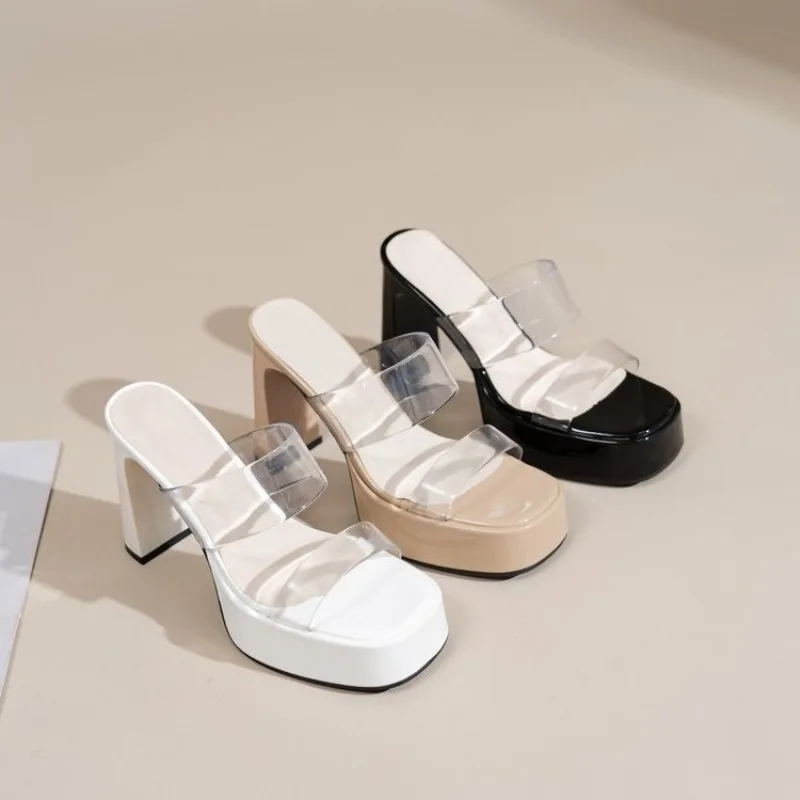 

Новые летние туфли 2026 года на платформе с нескользящей подошвой, квадратным и открытым носком, прозрачными ремешками и массивным каблуком