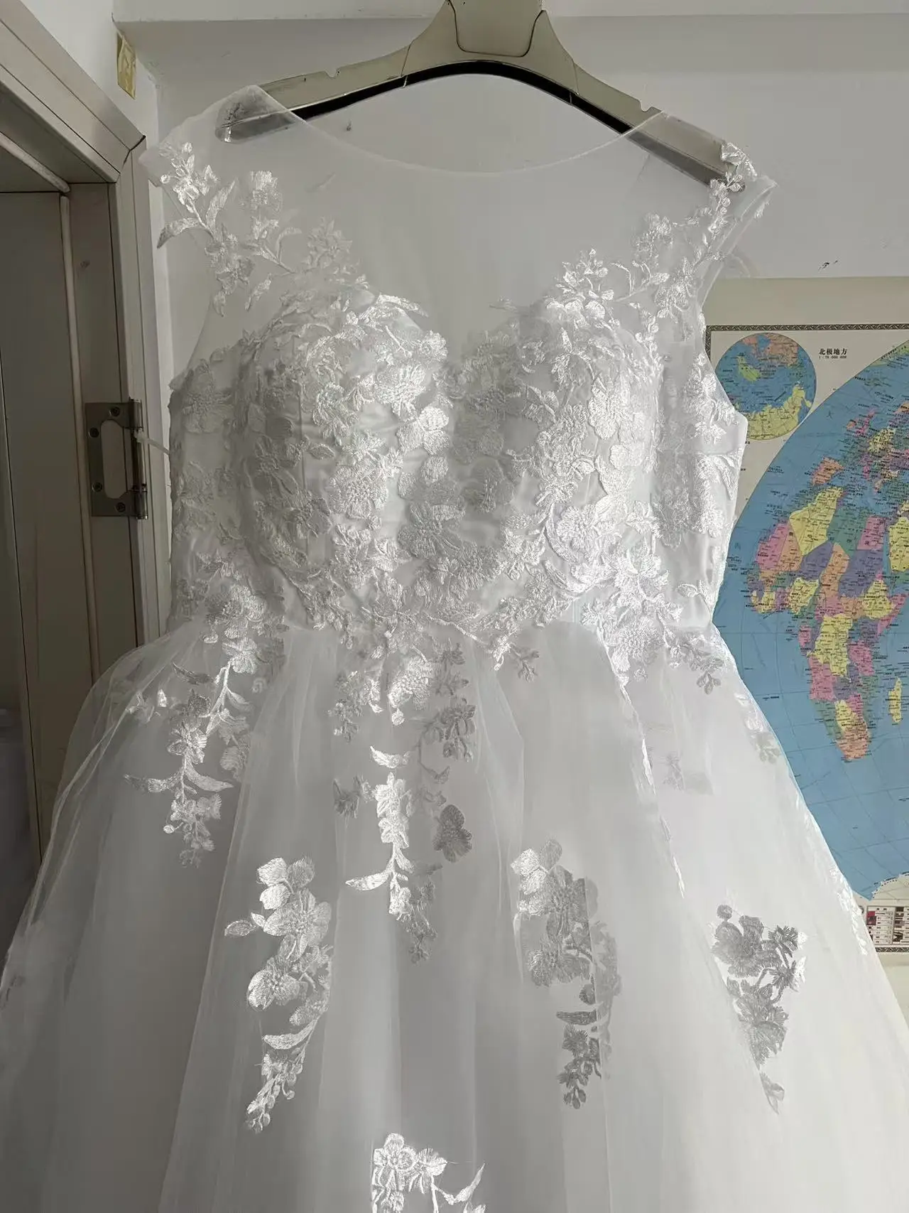 Vestidos de novia de línea a de talla grande, vestido de novia de princesa con cuello en V, apliques florales, encaje en la espalda, tren de barrido, blanco, Playa