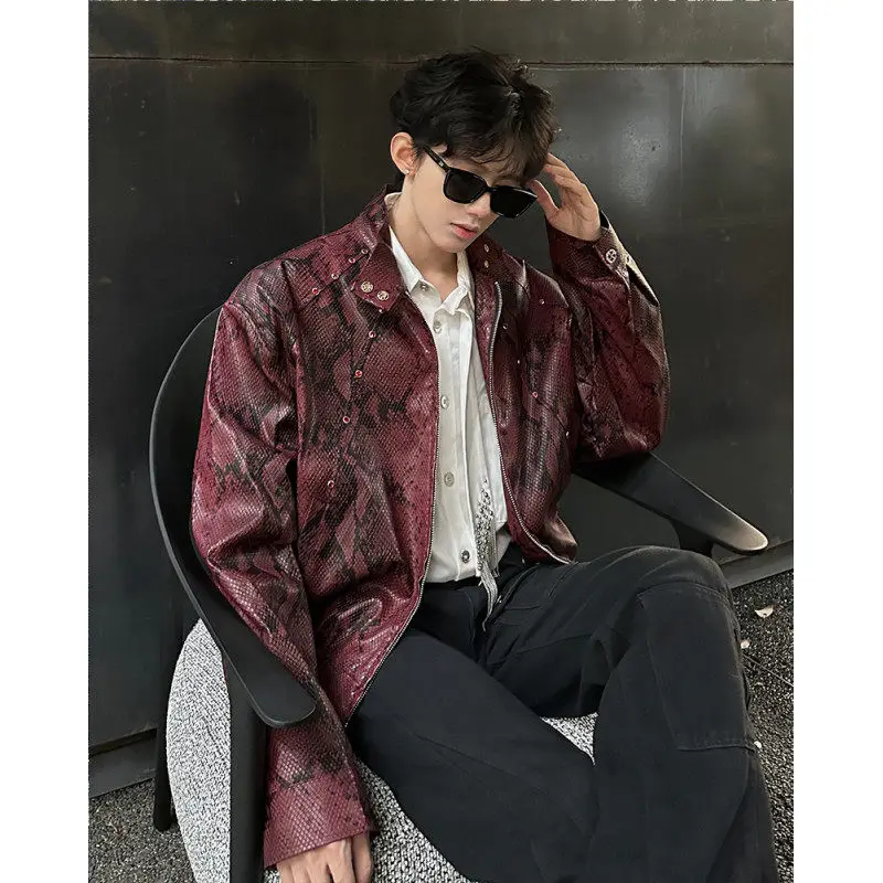 

Men's Snake Skin Pattern Jaet Autumn Winter ort Coat with Red Ruby Rivets Vintage High-End Sle Youth Faion Velvet Fabric