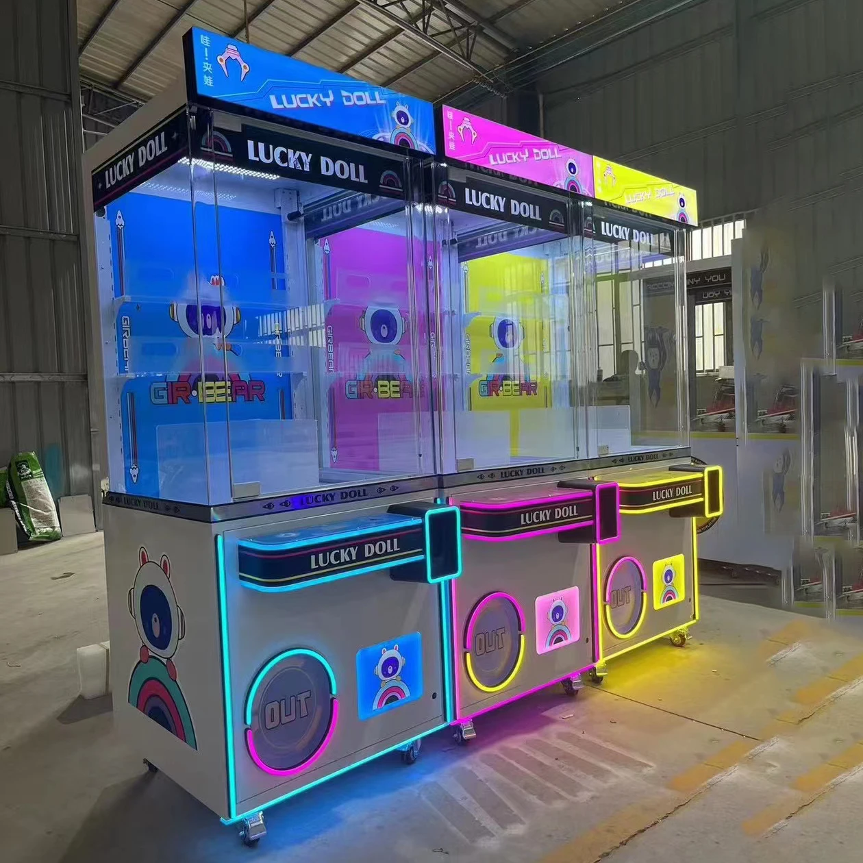 Mini muñeca grúa máquina Arcade garra grúa máquina de juego moneda operado juguete de peluche Boutique pequeño regalo máquina de juego expendedora para la venta