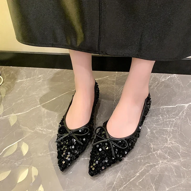sapatos-pontiagudos-sexy-femininos-2025-verao-novo-preto-lantejoulas-moda-temperamento-vestido-arco-sapatos-planos-confortaveis-sapatos-femininos