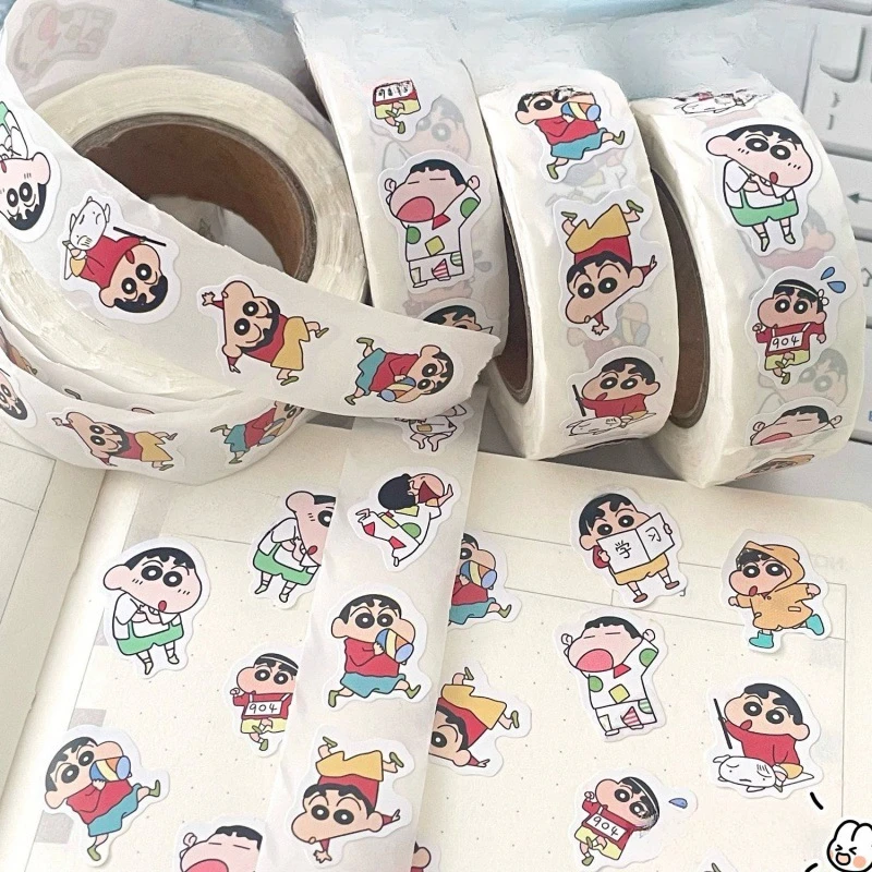 การ์ตูนน่ารัก Crayon Shin-Chan ม้วนสติกเกอร์ถ้วยน้ําโน้ตบุ๊คกีตาร์โทรศัพท์มือถือ SHELL กระเป๋าเดินทางตกแต่งสติกเกอร์ขายส่ง