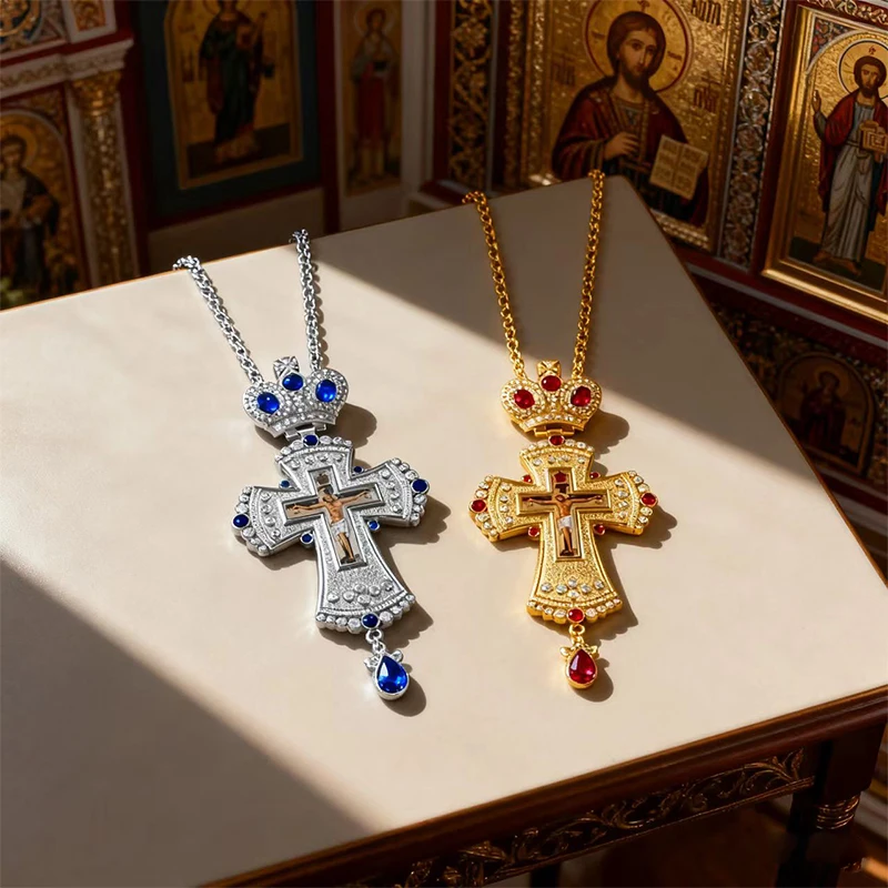 Neues vergoldetes orthodoxes Brustkreuz mit roten Kristallakzenten und Kruzifix-Ikone, hochwertiger liturgischer Schmuck für Priester. – Detail 3