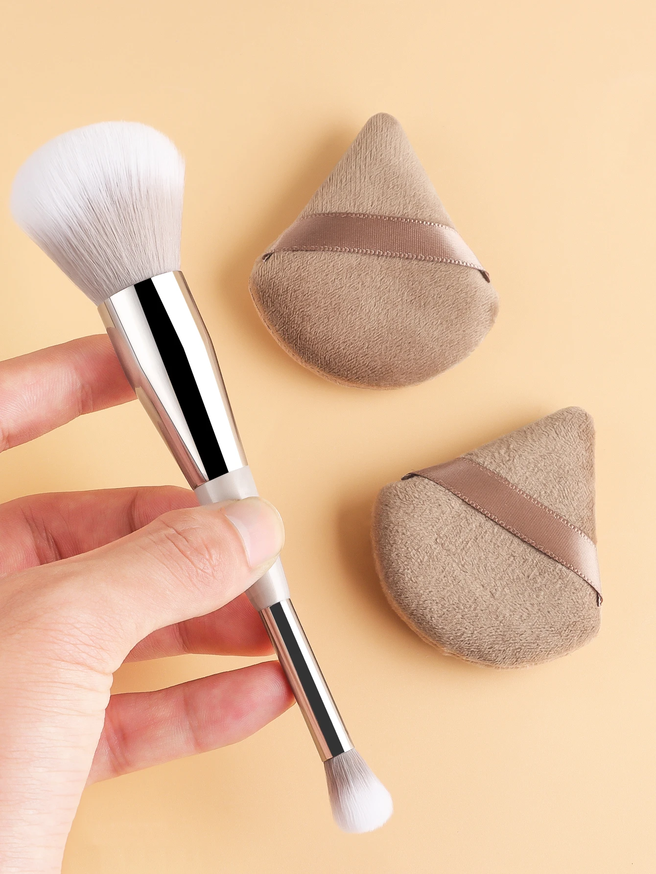 Un seul grand fard à joues en poudre, plus deux bouffées de poudre, brosse multifonctionnelle à double tête pour ombre à paupières, outil de maquillage pour le visage