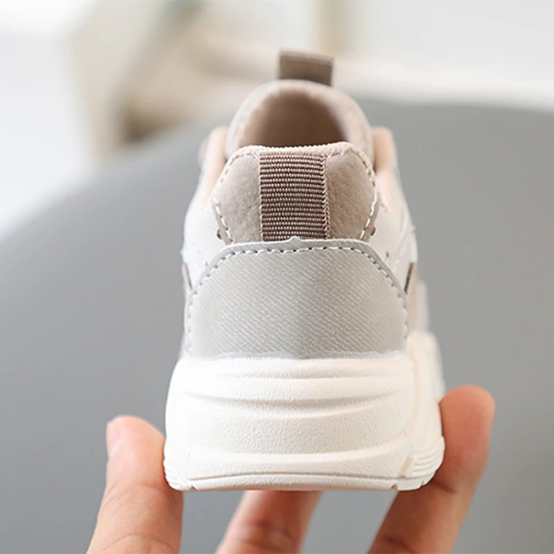 Sneakers in pelle per bambini comode scarpe da corsa per bambini traspiranti ragazzi ragazze calzature Casual studenti scarpe antiscivolo con fondo