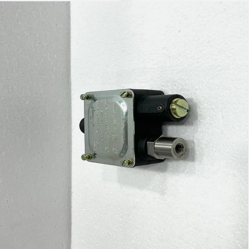 New Original Pressure Switches  8151-PL1-B-LH 0417-136  8152-PL1-B-UL 0417-651  8242-PL1-B-EXI 0417-052  8221-PL1-B 0417-018