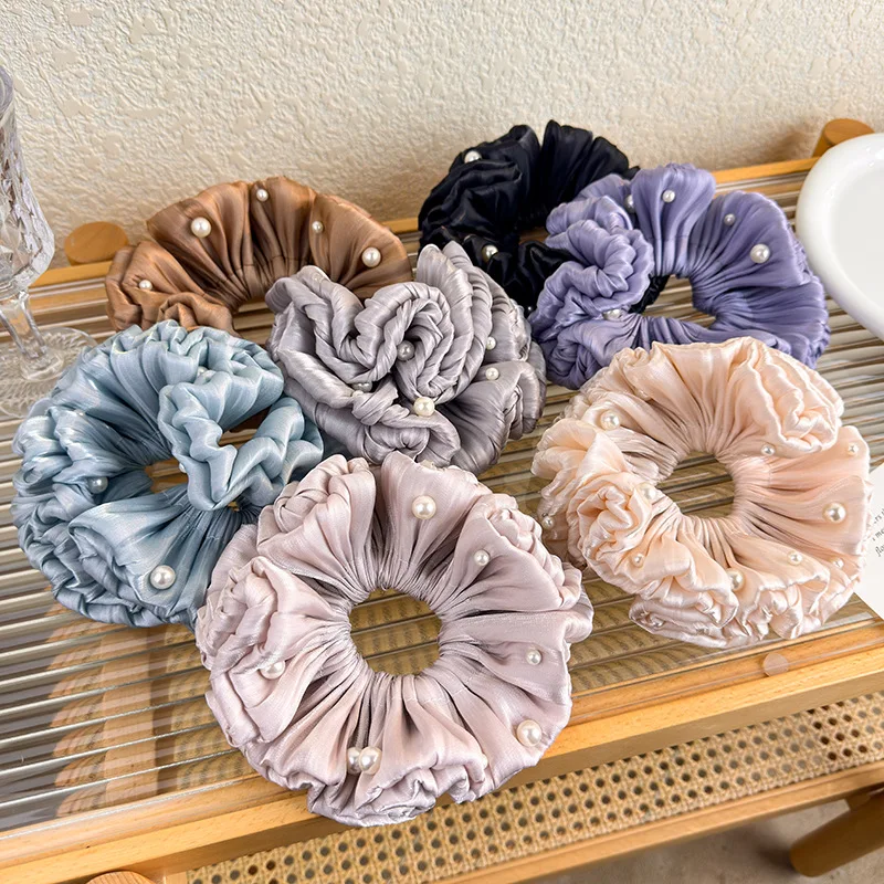 

Новые блестящие плиссированные резинки для волос с бусинами 2026 года для женщин: минималистичный, эфирный аксессуар для хвоста и пучка, модный тренд весны