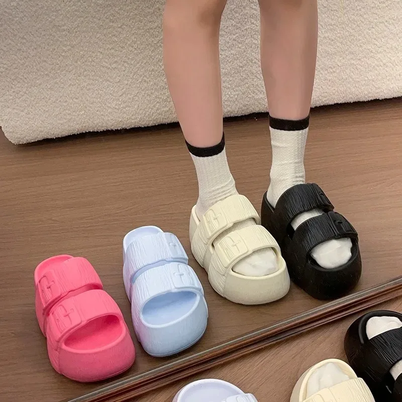 2026 Neue Damen Sommer Plateau-Keilabsatz-Slipper mit dicker EVA-Sohle, verstellbarer Schnalle, offener Zehenpartie, bequeme Outdoor-Freizeit-Slides – Detail 1