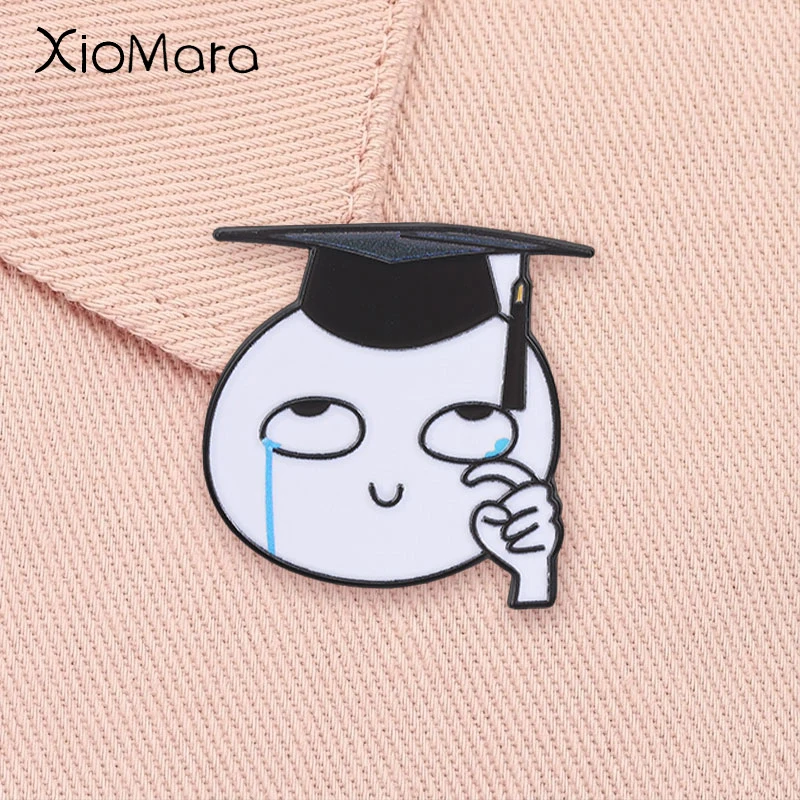 Pin de esmalte divertido con meme de Flork, diseño de graduación con lágrimas, toga y birrete de graduación, broche, insignia de solapa, joyería, regalo para amigos