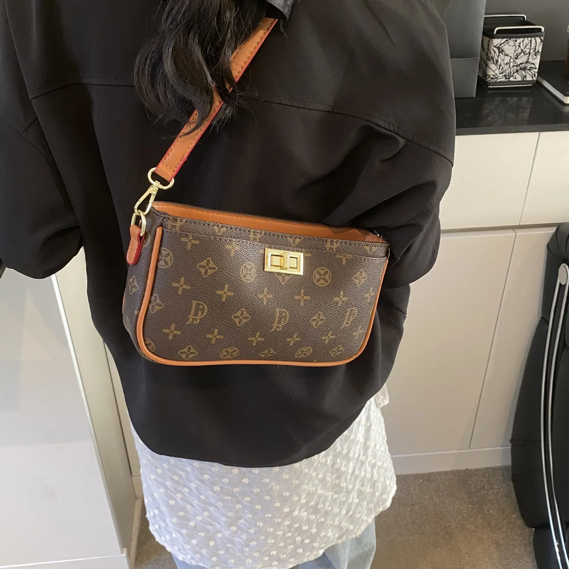 

2025 Новинка! Трансграничная женская сумка с принтом в стиле ретро — нишевый дизайн, контрастные цвета, идеальный пригородный стиль