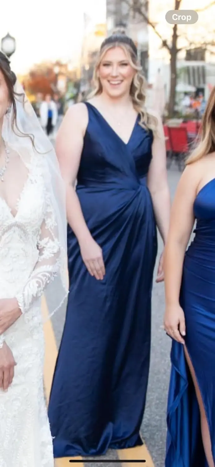 Robe de demoiselle d'honneur longue en satin pour femmes, col en v profond, robe de bal avec fente plissée à la taille, robe de soirée formelle simple et élégante