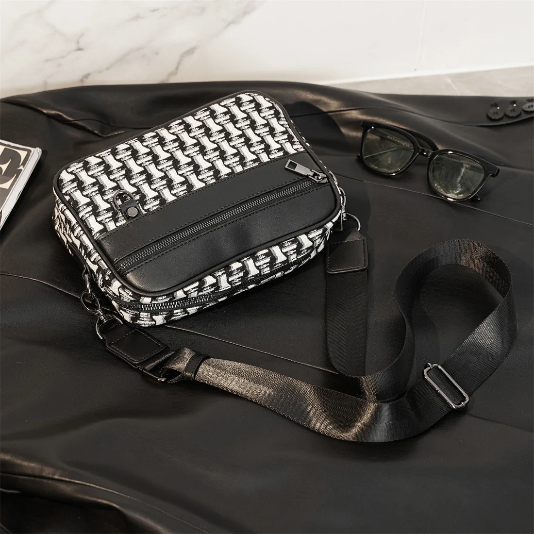 Luxuriöse Umhängetasche im Designer-Stil, Herren-Schultertasche aus Canvas mit Patchwork-Details und PU-Leder, Herren-Schulter-Messenger-Tasche, Handtasche, rechteckige Geldbörse. – Detail 5