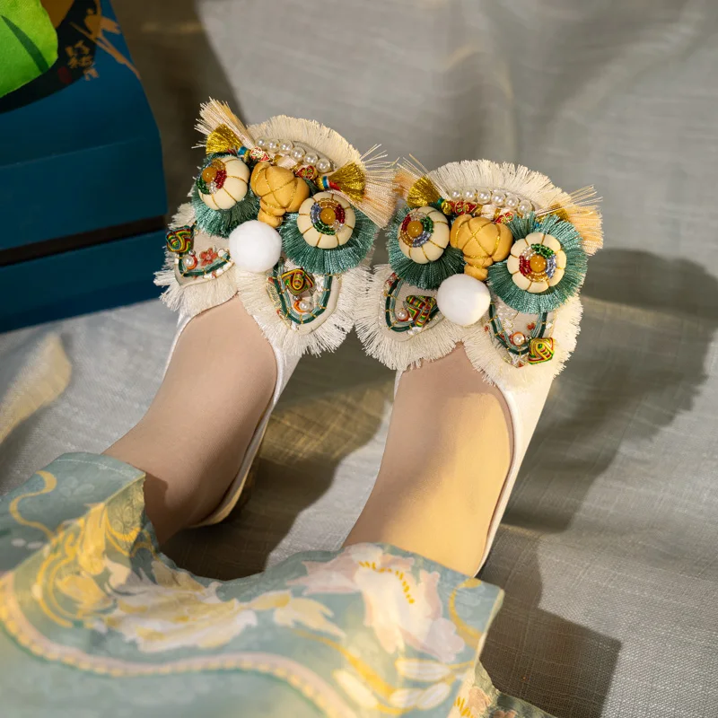 

Handmade Chinese Retro Women's Folk Shoes for Outerwear Closed-Toe Slippers