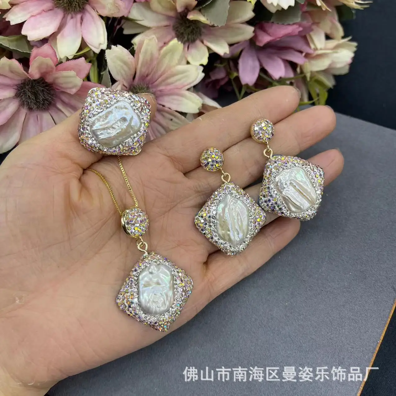 

Ore Square Baroque Pearl Jewelry Set Pottery Clay Inlay Three-piece Set Medieval Natural Jewelry Source Wholesale
