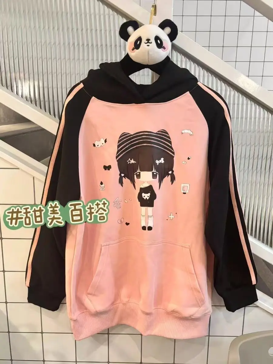 هوديي ياباني عصري Y2K 2000s Kawaii Cartoon Girl مطبوع: أكمام راجلان متباينة باللونين الوردي والأسود، فتاة طلابية متعددة الاستخدامات