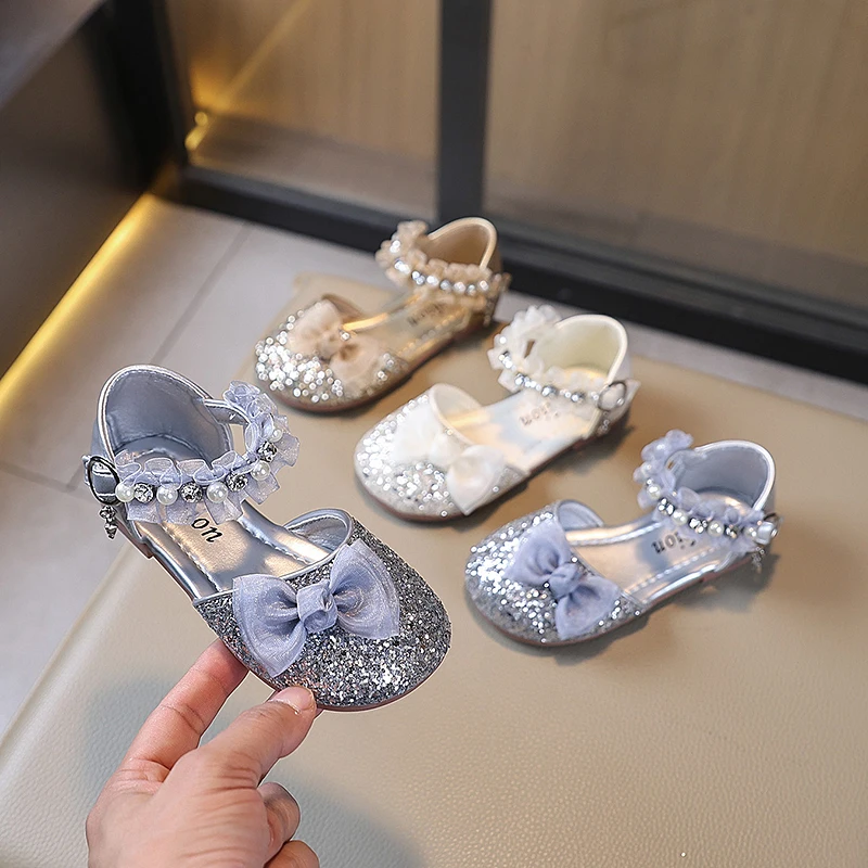 

Красивые детские сандалии с блестками для девочек, туфли принцессы со стразами и милым бантом, модные нескользящие детские сандалии на плоской подошве с мягкой подошвой
