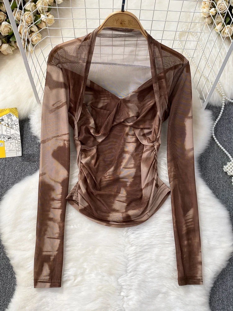 تي شيرت نسائي صيفي بأكمام طويلة ورقبة على شكل حرف V، بتصميم كامو وطباعة تاي داي، مع طيات مخصرة وقصيرة، على الطراز الكوري للتن...