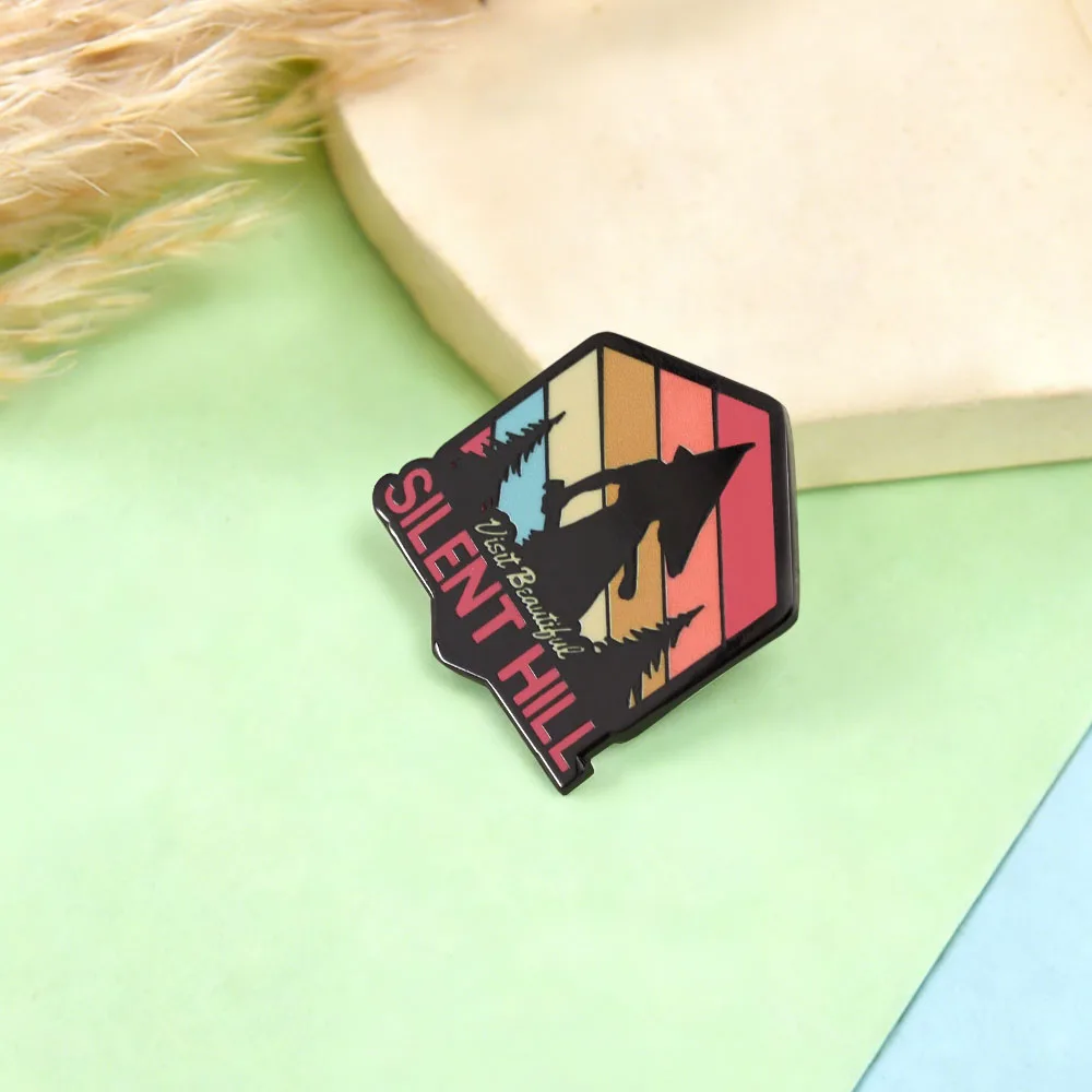 Pyramid Head besucht Beautiful Silent Hill Emaille-Pin Horror-Spiel-Brosche Retro-Sonnenuntergang-Abzeichen Rucksack-Accessoire Fan-Halloween-Geschenk – Detail 13