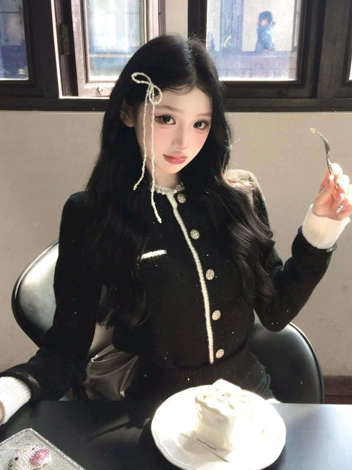 طقم نسائي أنيق مكون من كارديجان محبوك مزين بالترتر وشورت كاجوال، مصنوع من نسيج البوليستر، مناسب للخريف