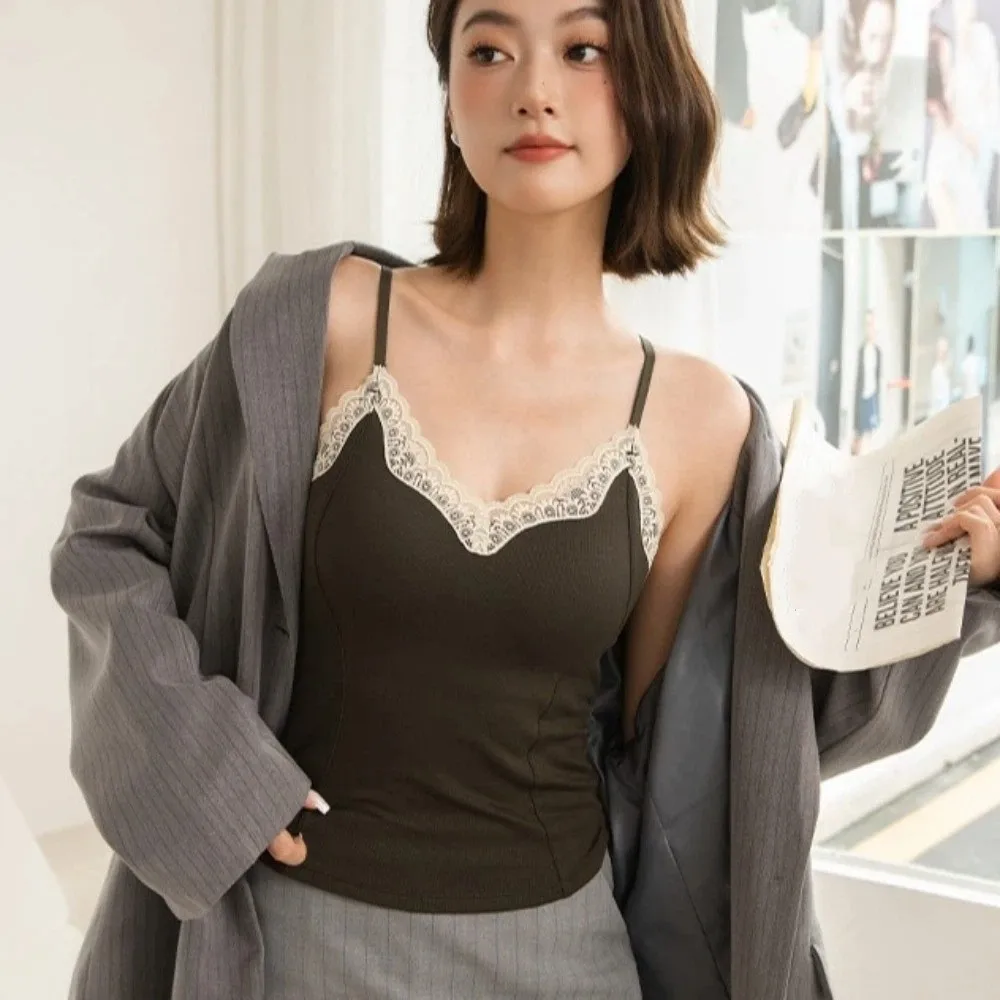 Top corto in pizzo sottile in pizzo chic Camicia con fondo dolce Canotta in pizzo con imbottiture Gilet da ragazza slim fit con scollo a V Top Lady