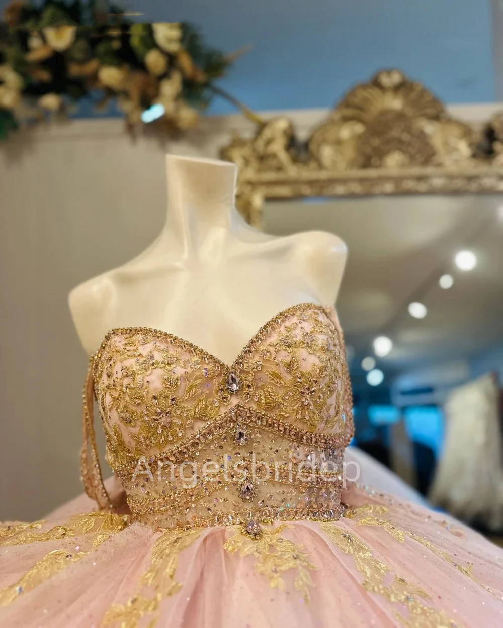 Angelsbride ชุดเดรสชุดไปงานเต้นรำ quinnceanera สีทองประดับด้วยลูกปัดสายรัดปาเก็ตตี้สำหรับปาร์ตี้ตอนเย็น