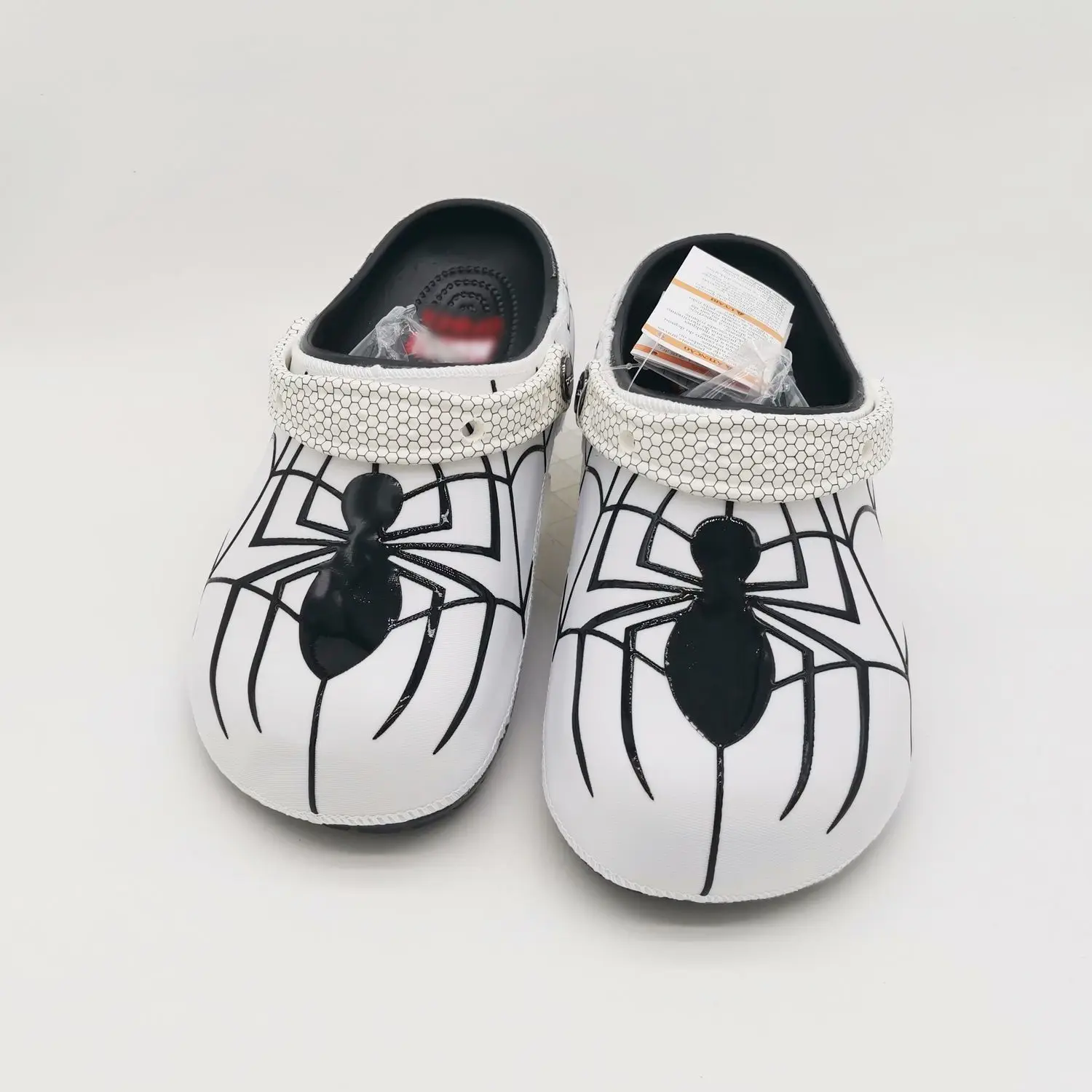 Sabots à motif toile d'araignée pour adultes, chaussures de jardin blanches en EVA, antidérapantes, pour homme, à enfiler, pantoufles décontractées de plage avec sangle réglable