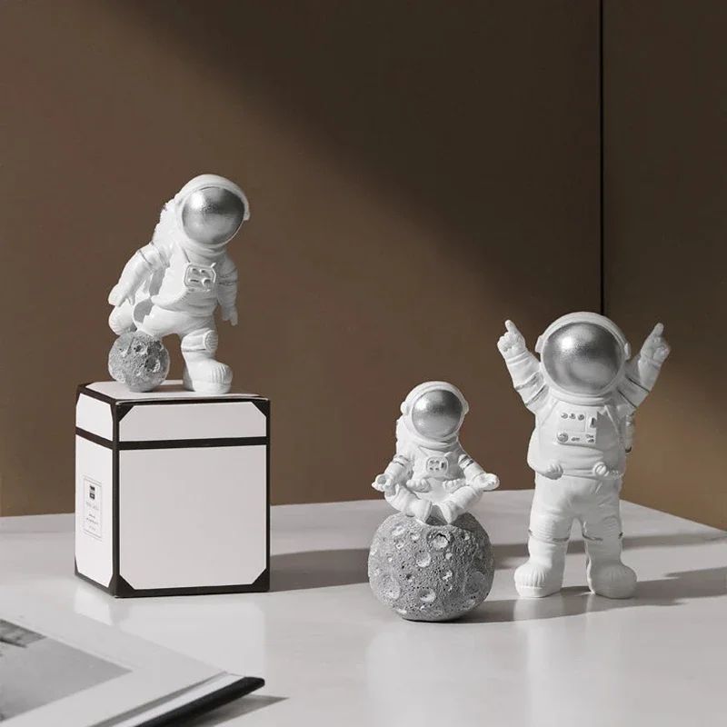 4Pcs Astronaut Statue Ornament Spaceman Sculpture Desktop Home Decoration Astronaut Model Car Aquarium Accessories Decoration