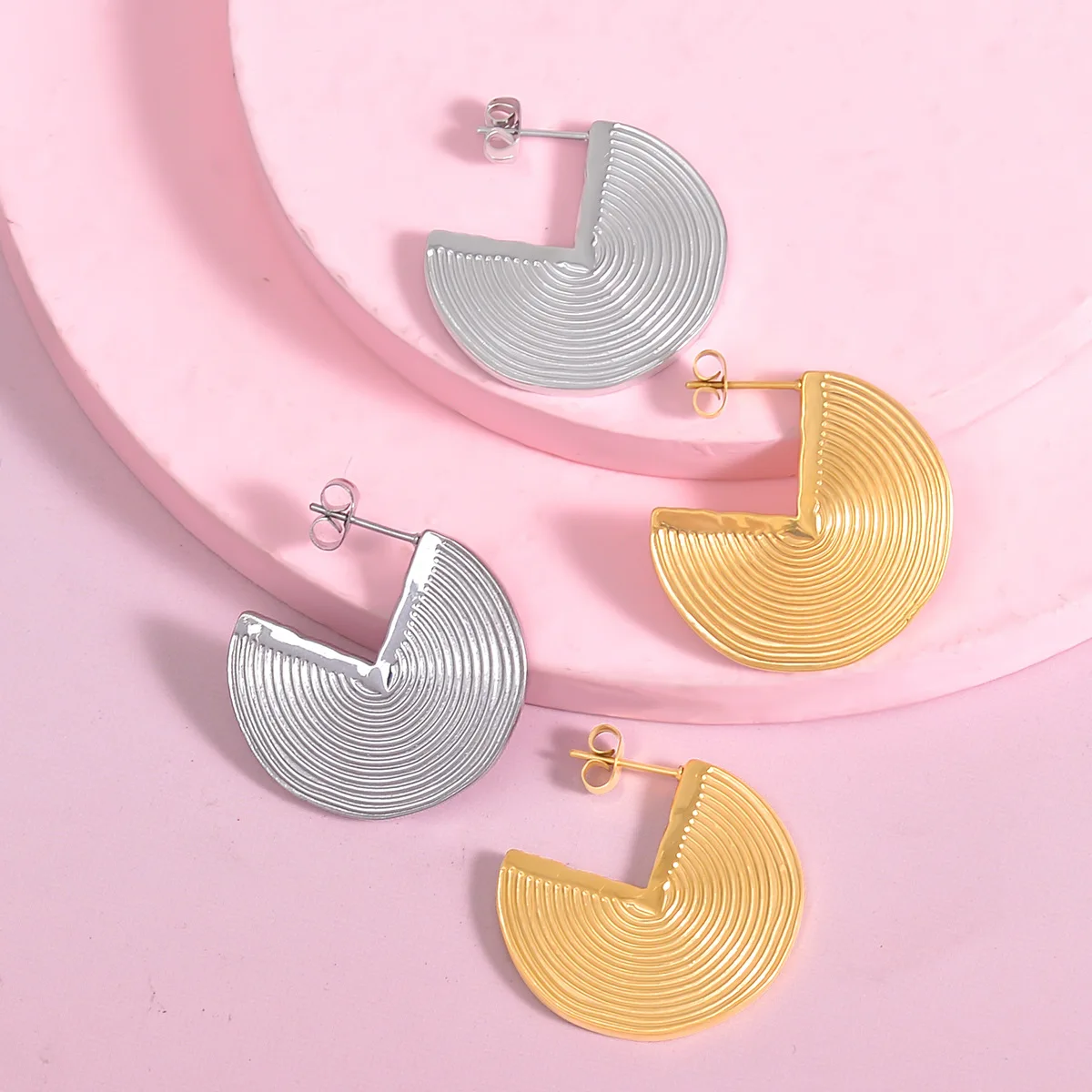 

Fashionable Simple Semicircular Textured Jewelry Earrings Stainless Steel 18k PVD Gold-plated Waterproof Jewelry Ear Studs