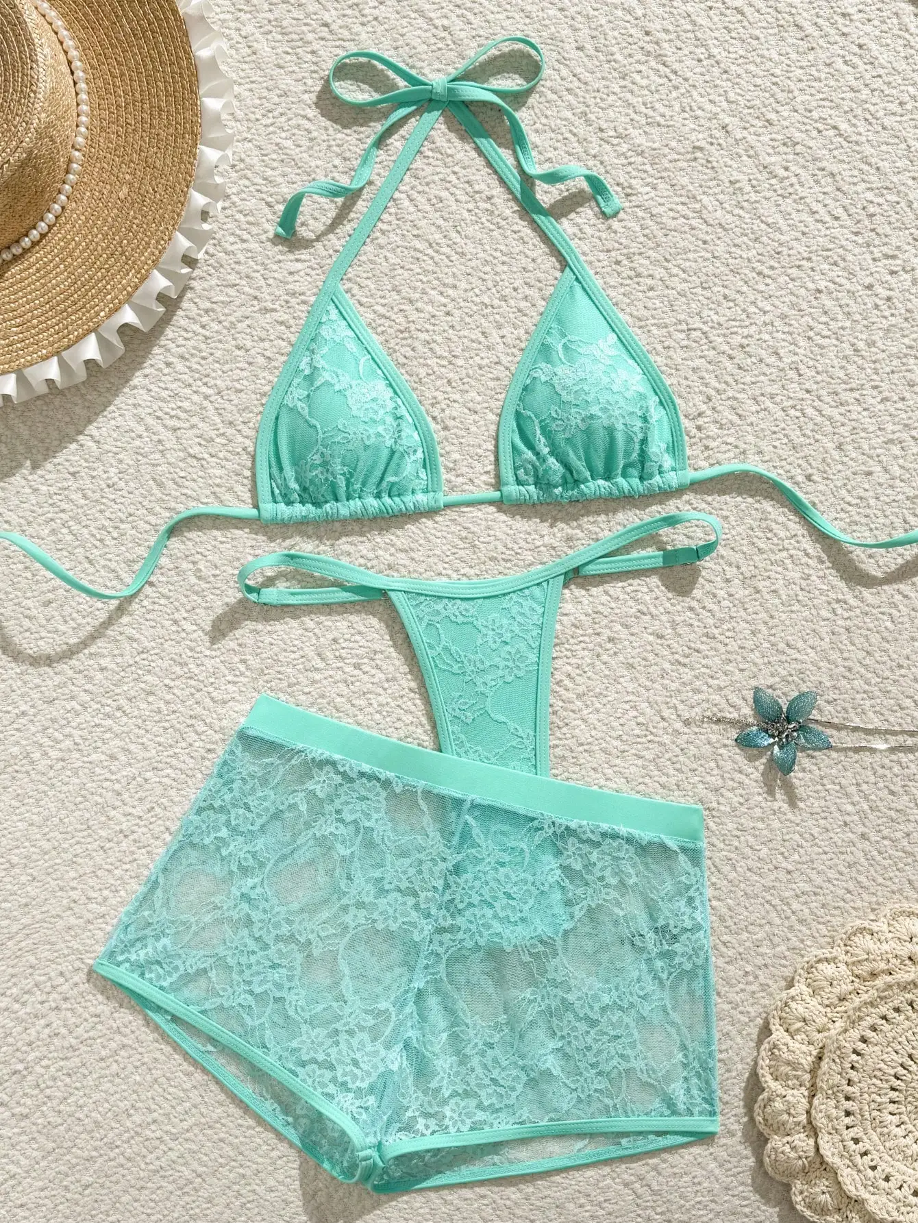 

Кружевной комплект бикини с треугольными чашечками, стрингами и коротким пляжным парео для женщин