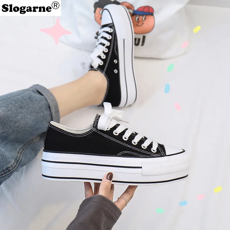 นักเรียนฤดูใบไม้ผลิฤดูใบไม้ร่วงรองเท้าผ้าใบ 2025 ผู้หญิงใหม่ 4.5 ซม.หนาที่มองไม่เห็นความสูงเพิ่มผ้าใบรองเท้าสบายๆกีฬารองเท้า