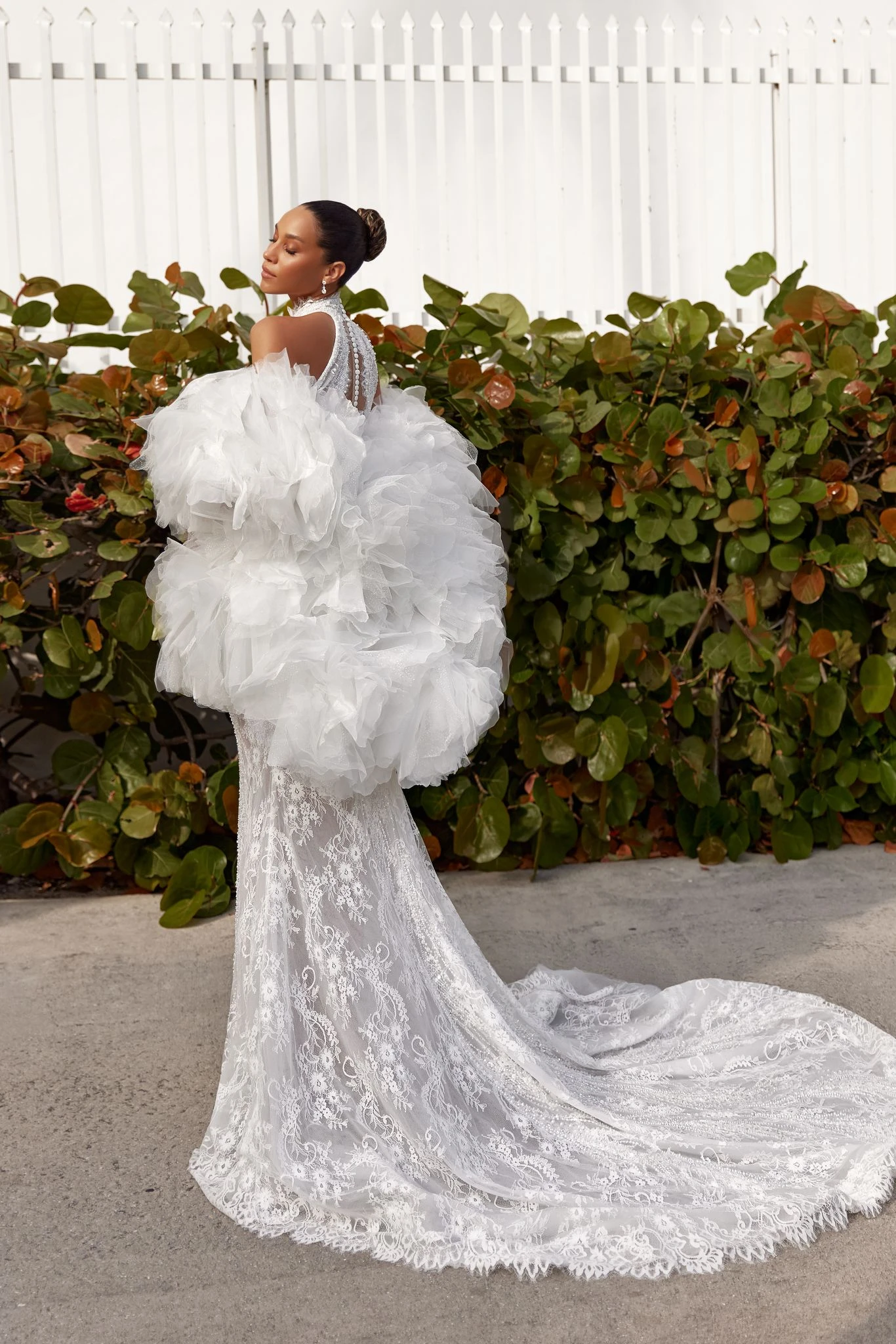 豪華な白いウェディングケープ、ボリュームのあるフリルチュールブライダルケープ、ふわふわの花柄、女性用パーティーケープ、ドレス用カスタムショール