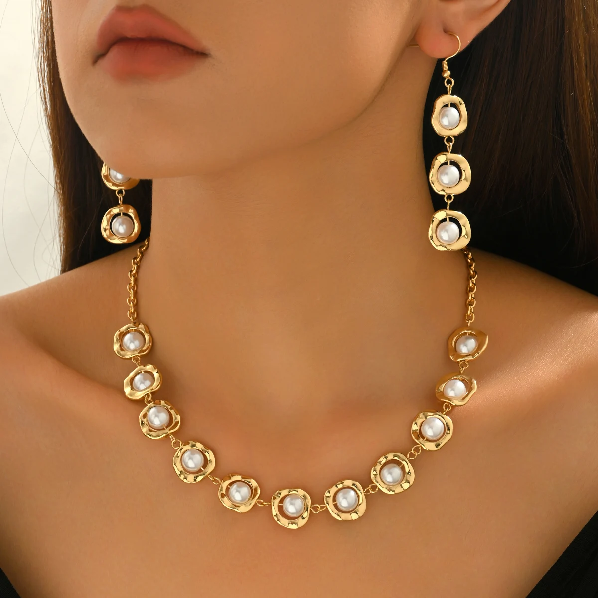 1 Piece of Fashionable Retro Metal Hollow-Out Irregular Ring Splicing Faux Pearl Necklace with Tassel Earrings, Court-Style Elegant Three-Dimensional Clavicle Chain Earrings, Suitable for Women to Wear in Daily Life, Banquets, Balls, Festivals, Weddings, as a Jewelry Piece, New Year's and Valentine's Day Gift