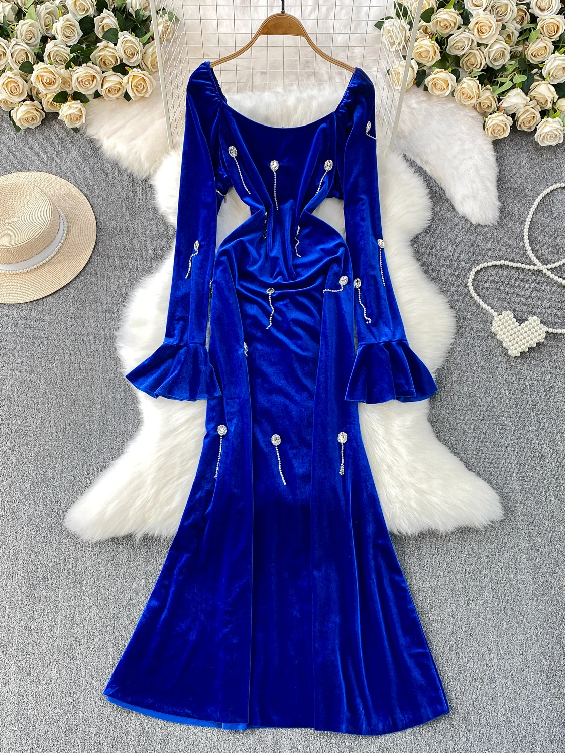 Ele Velvet Long Dr مع تصميم Flared Sves وذيل Fi، إدراج ماسي مطرز ثقيل للتخسيس للنساء في الشتاء