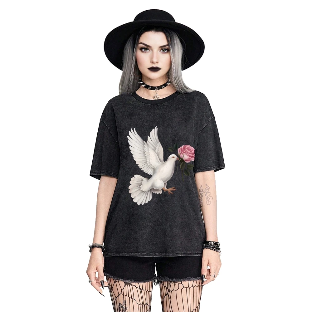 

Доступная женская готическая черная футболка с короткими рукавами и рисунком голубя и розовой розыStreet VibeПовседневная незаменимая