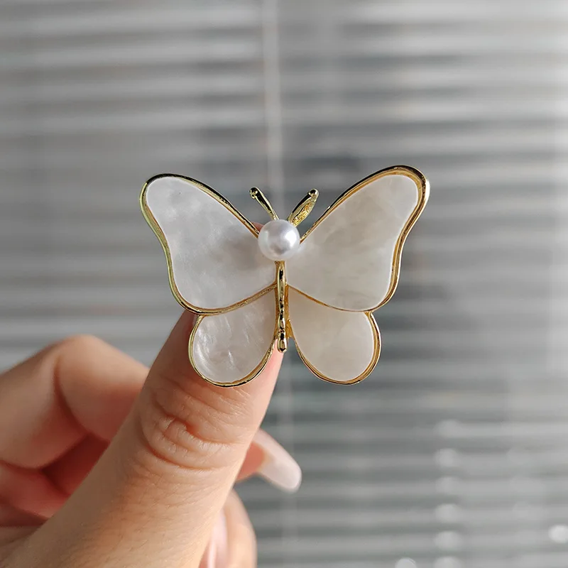 Cross border imitation of mother of pearl breaking through the cocoon into a butterfly brooch, brooch, brooch, chest flower