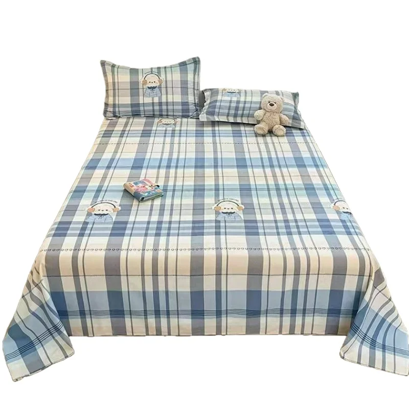 Un set di biancheria da letto in cotone 100% compreso un lenzuolo piatto e una federa.