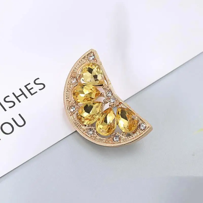 1Pcs Lemon Shape Yellow Crystal Brooch Gold Tone Rhinestone Pin Vintage Elegant Clothing Accessory For Women
