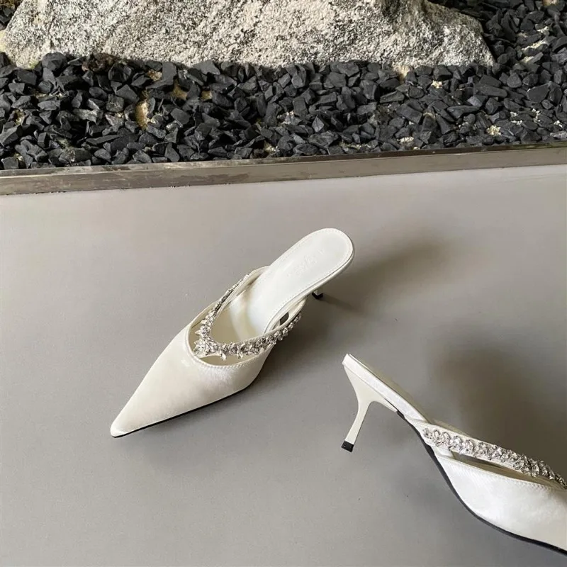 รองเท้าส้นสูงแบบสวมเปิดส้นประดับคริสตัลสีดำสำหรับผู้หญิง สไตล์ใหม่ สวยหรู ระยิบระยับ รองเท้าแตะแบบสลิปเปอร์ ส้นสูงเซ็กซี่