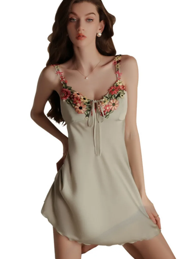 大きいサイズのセクシーな女性用パジャマ、胸クッション付きディープ V、軽くて豪華なシルクの滑らかなサテンのサスペンダーナイトガウンホーム UGOA