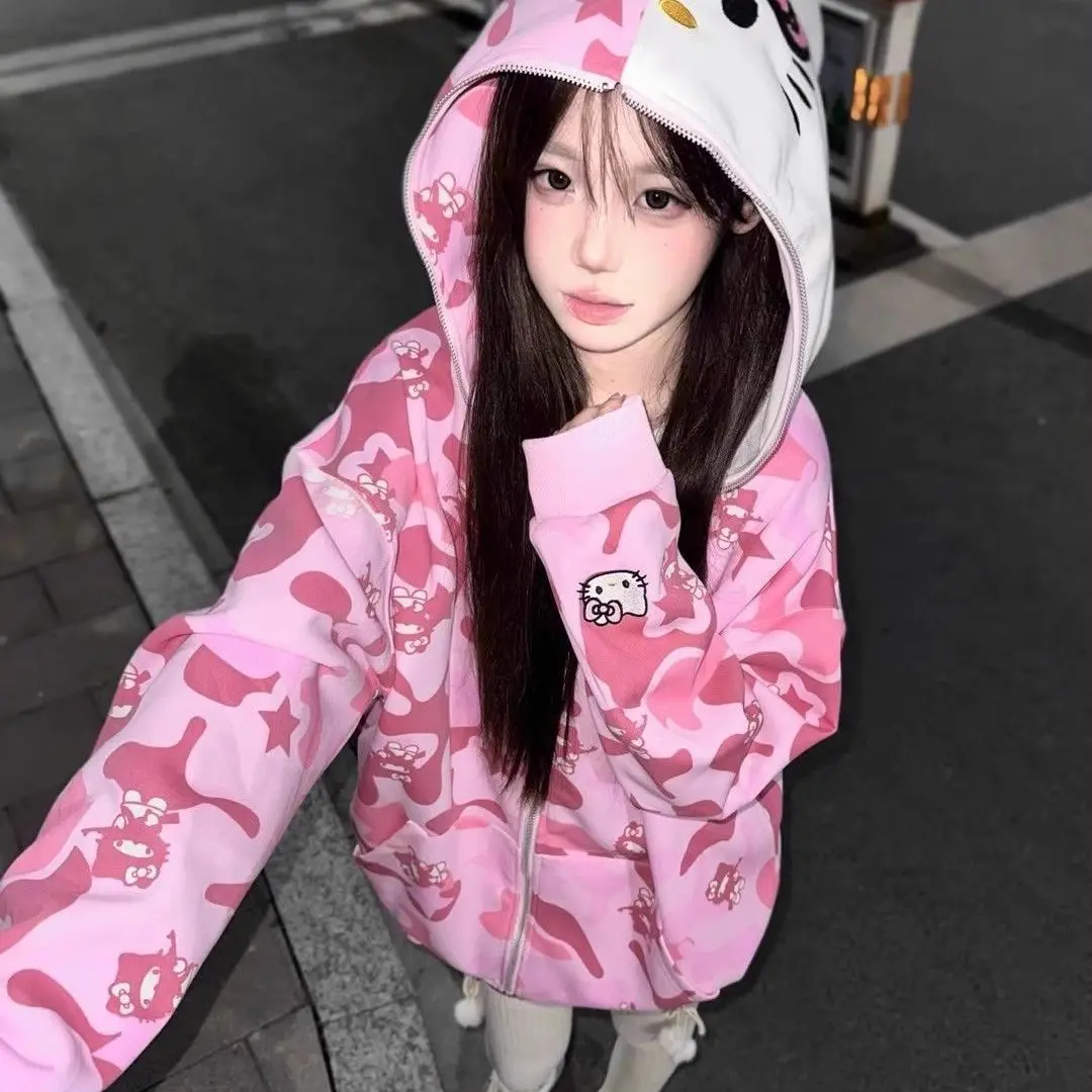 เสื้อฮู้ดมีซิปการ์ตูนเฮลโลคิตตี้ลายอนิเมะน่ารักสไตล์ Y2K เสื้อคลุมคู่รักลายพราง เสื้อแจ็คเก็ตแฟชั่น ของขวัญคริสต์มาสสุดฮิต