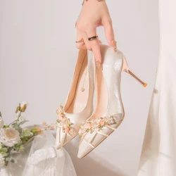 2024 eleganti scarpe da sposa scarpe da sposa perla e fiore tacchi alti décolleté da damigella d'onore scarpe da sposa in raso scarpe eleganti da festa da donna