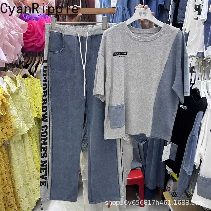 

Американский винтажный женский комплект из двух предметов: джинсовая футболка с коротким рукавом и вставками + прямые брюки с принтом и эластичным поясом