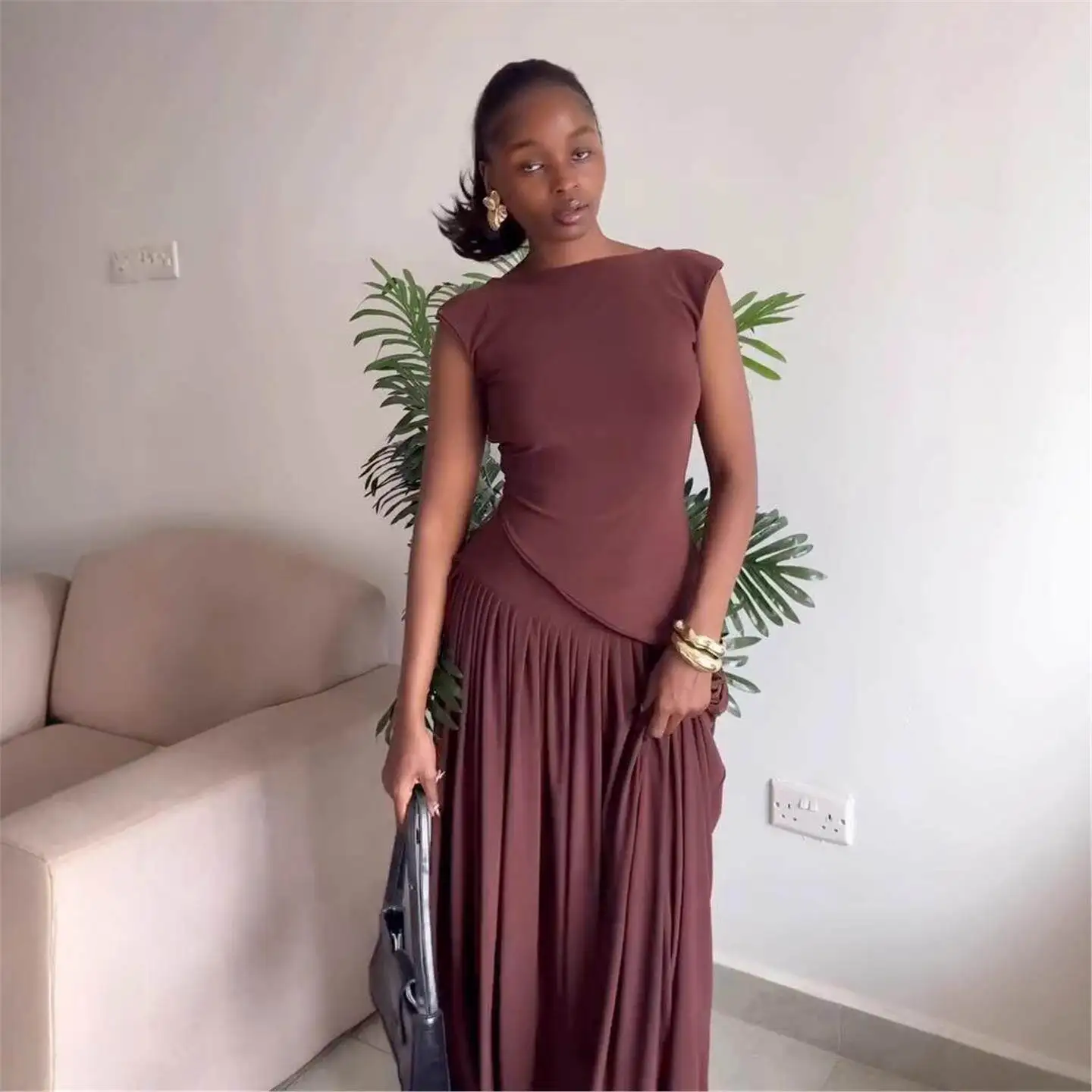 elegante-abito-senza-maniche-slim-fit-con-pieghe-e-design-sulle-spalle-di-alta-qualita-per-donne-tendenza-moda-autunnale