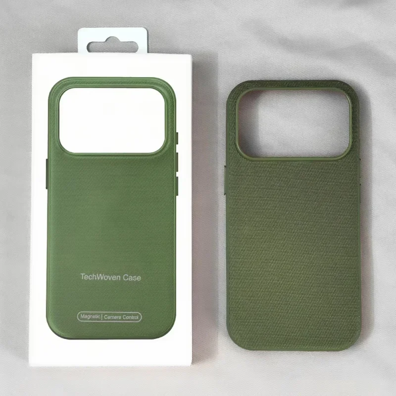 Luxuriöse, offizielle Technologie-Stoffhülle mit Magnetfunktion für iPhone 18 Pro, 17 Pro Max, kompatibel mit MagSafe, Original-Technologie, strukturierte Rückseite. – Detail 14