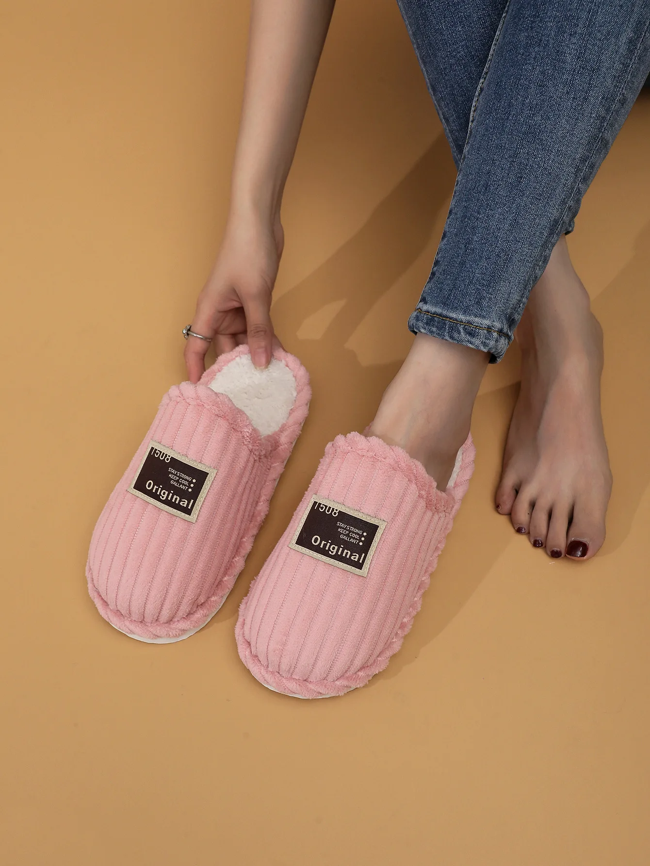 Herren-Hausschuhe, rutschfeste Baumwoll-Slides, wärmende Plüschschuhe, modische Winter-Hausschuhe, bequeme Damenschuhe. – Detail 11