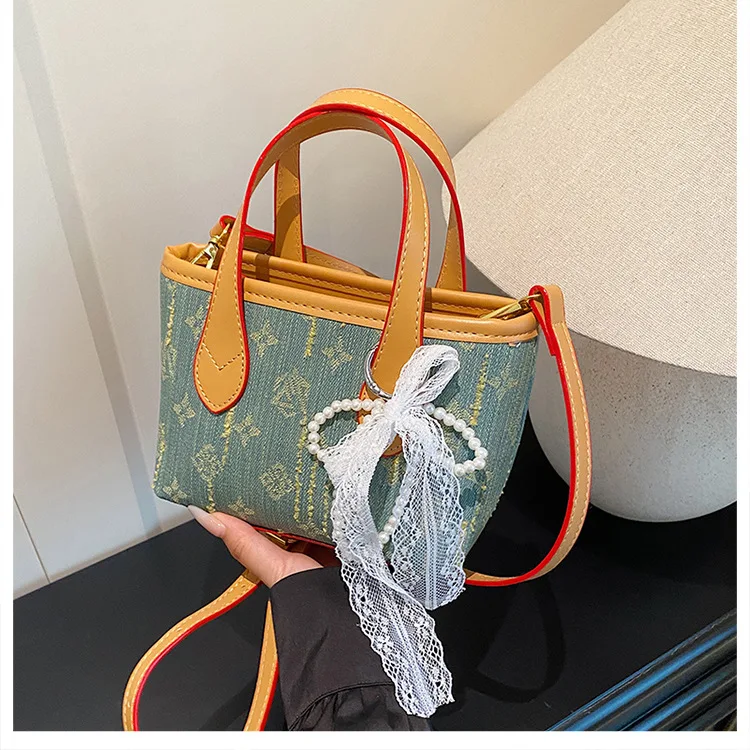 ‌ حقيبة يد من قماش الدنيم والقماش لعام 2025 - حقيبة عمل كروس/محمولة باليد، محفظة كتف واسعة وخفيفة الوزن وعصرية للنساء