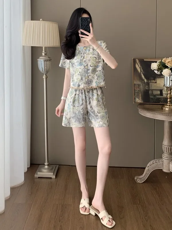 

Элегантный модный женский комплект из двух предметов: кардиган с коротким рукавом и шорты в отпускном стиле, летняя коллекция 2026, новинка